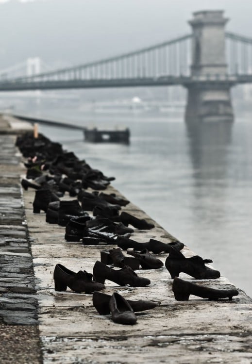 Escultura de zapatos a la orilla del Danubio