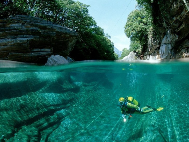 Personas buceando en el valle de Verzasca en Suiza 