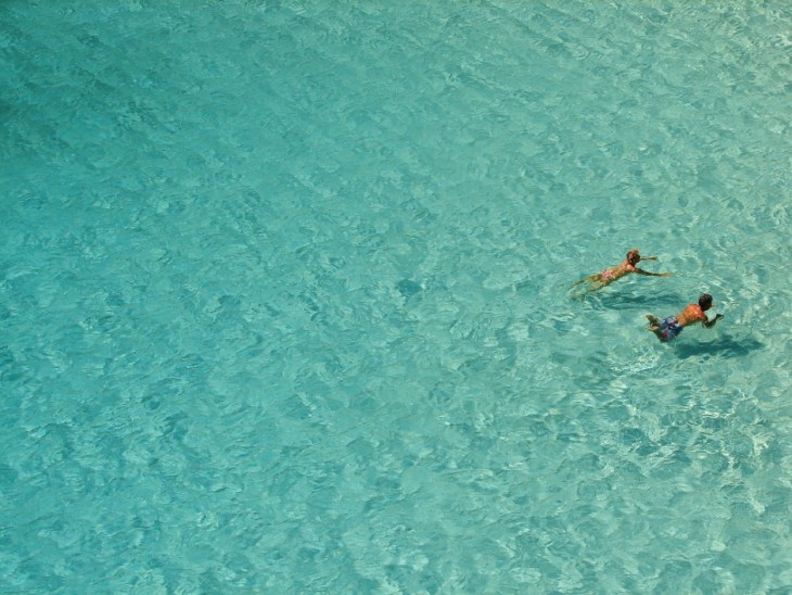 Dos niños nadando en Cala Marcallareta, Menorca, España