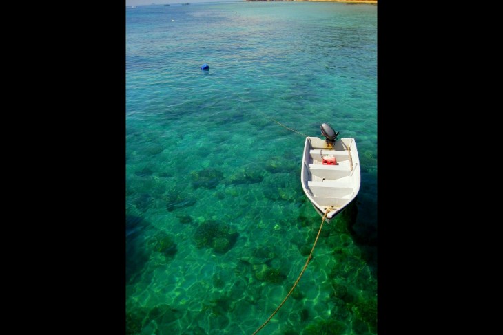 Bote sobre el agua de la Isla de Tioman en Malasia