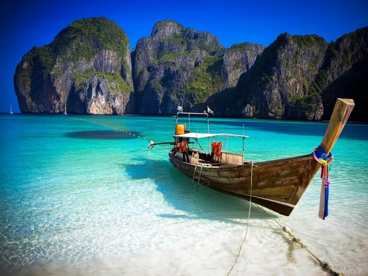 Bote a la orilla de Koh Phi Phi Don en Tailandia