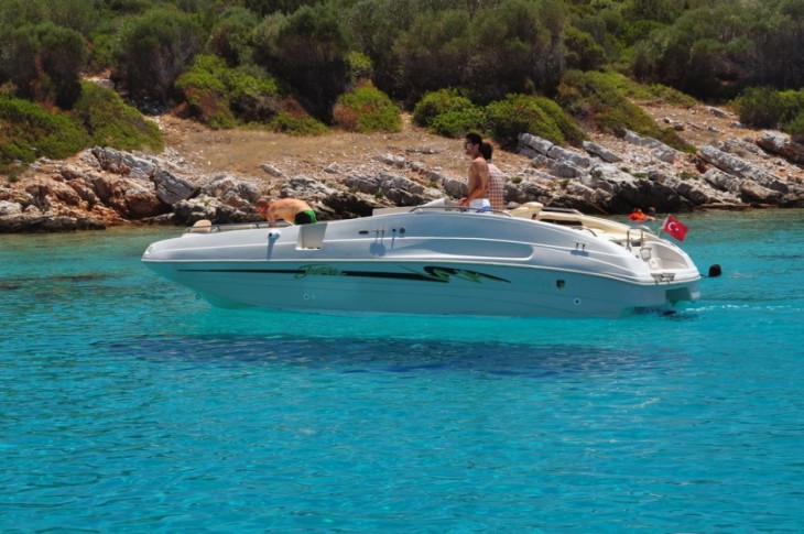 lancha con personas navegando sobre Bodrum en Turquía 