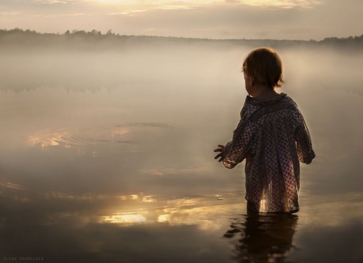 niño bañándose en el lago