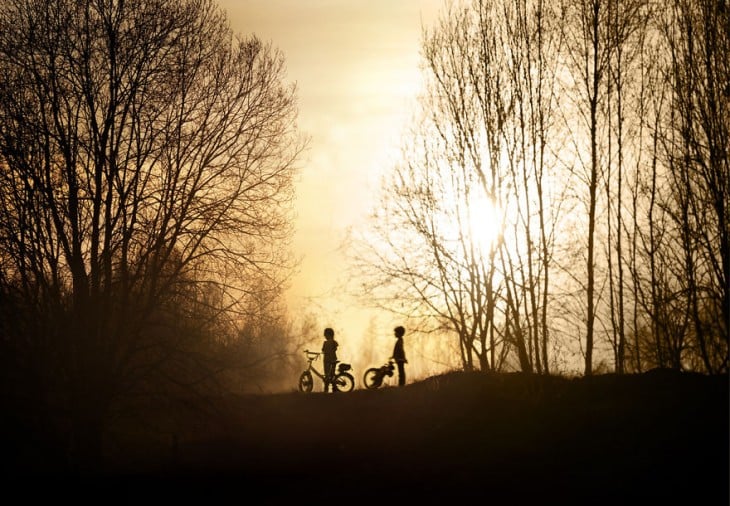 dos niños en el atardecer