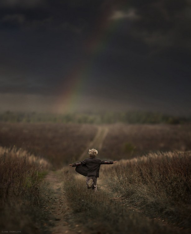 niño corriendo en el campo