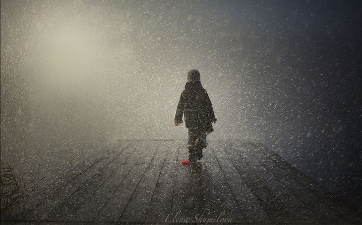 niño caminado en el muelle