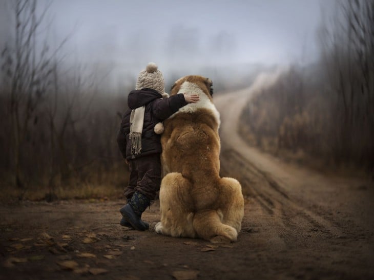 niño abrazando a su perro