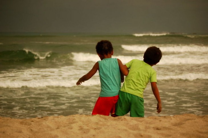 Niños jugando en una playa en México