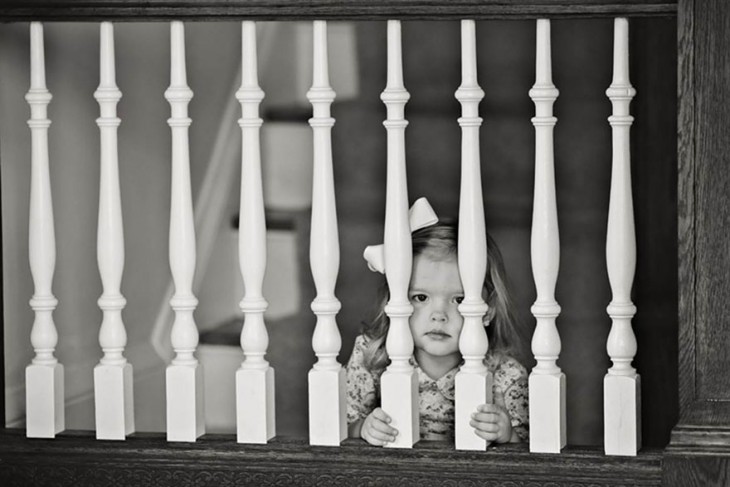 NIÑA EN LA BARANDA DE LA ESCALERA