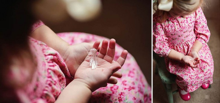 NIÑA CON UN PLAMA DE UN AVE EN SU MANO