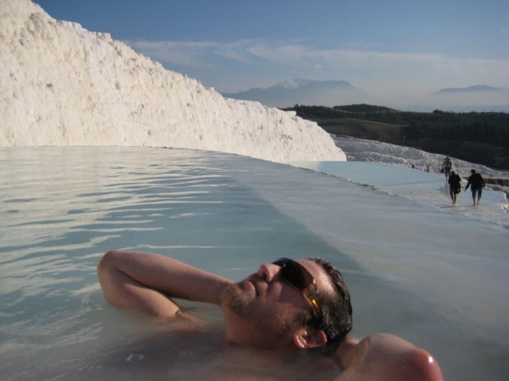 hombre en pamukkale, turquia