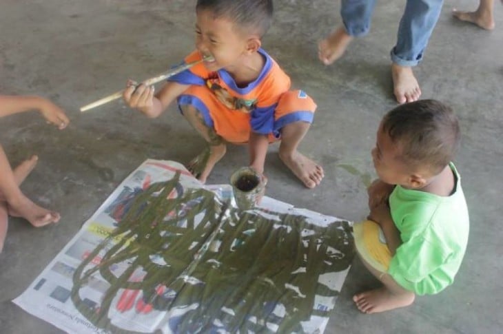 niños Pintando en Indonesia