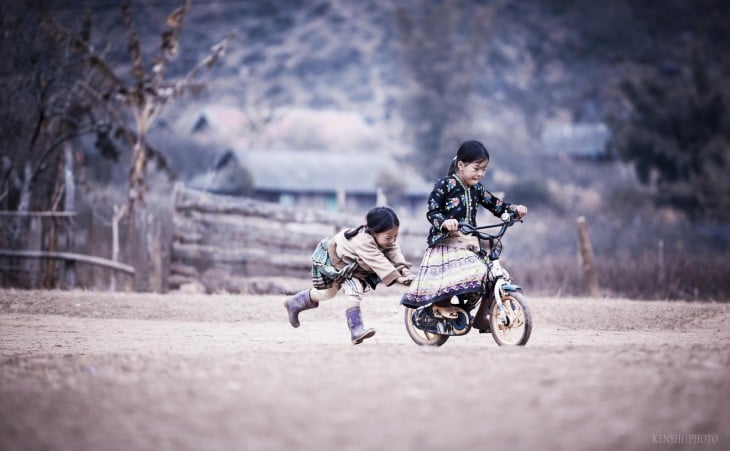 Niñas jugando en bicileta en Vietnam