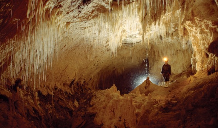 cueva con luz