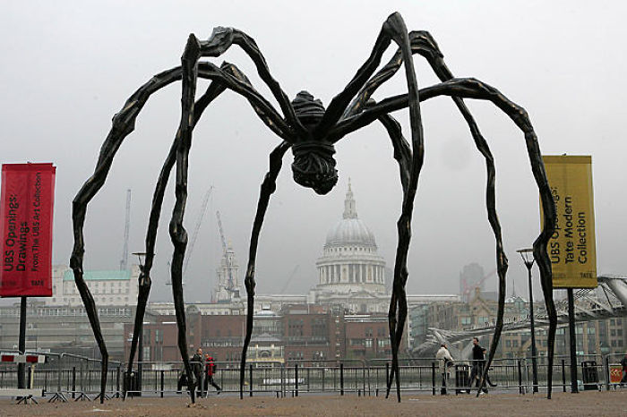 Arte moderno, escultura de araña en Londres