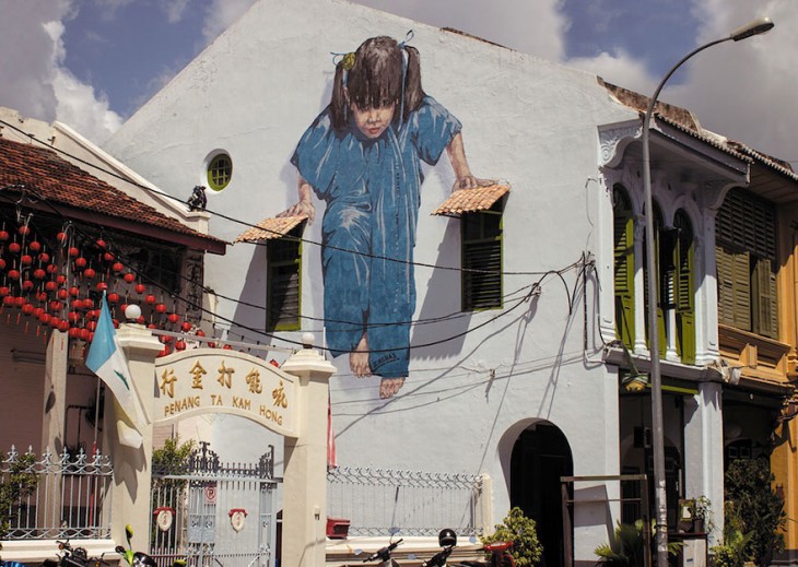 chica sobre cables, arte urbano