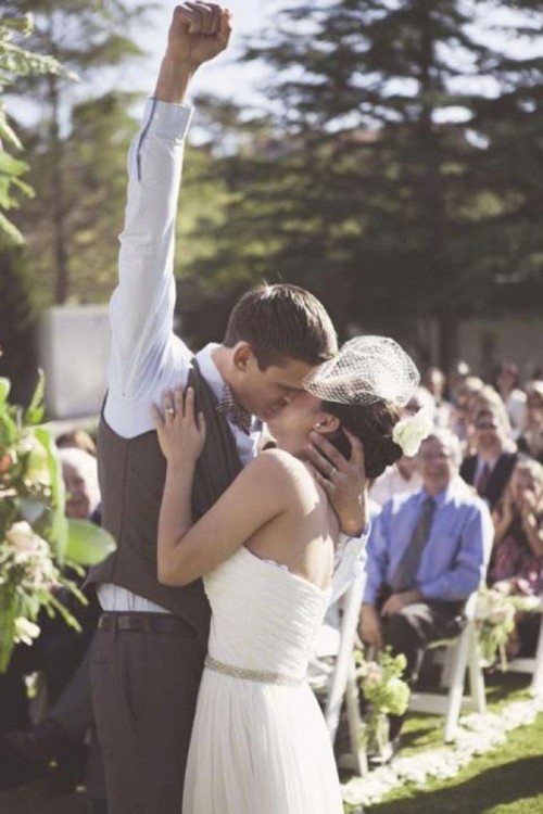 beso de los novios felices de lograrlo