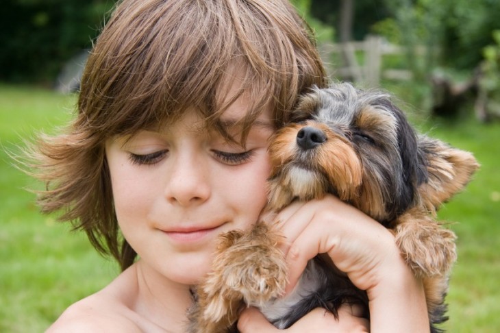 niño abrazando perrito