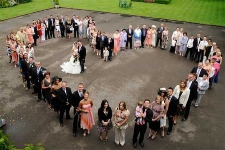 un corazon formado por los invitados de los novios