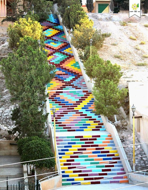 escalera con rombos de colores