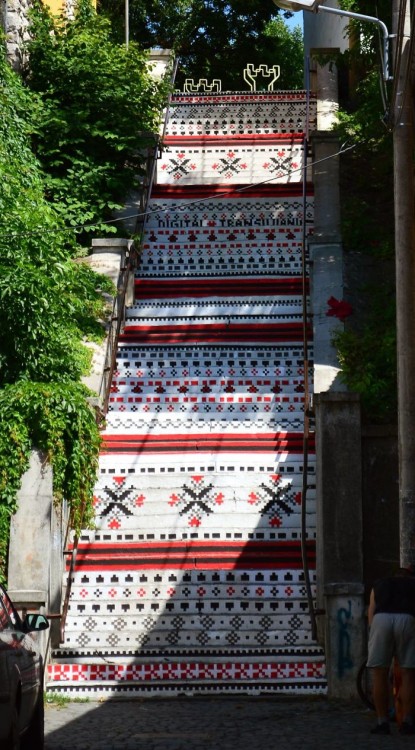 escaleras con imagenes tribal