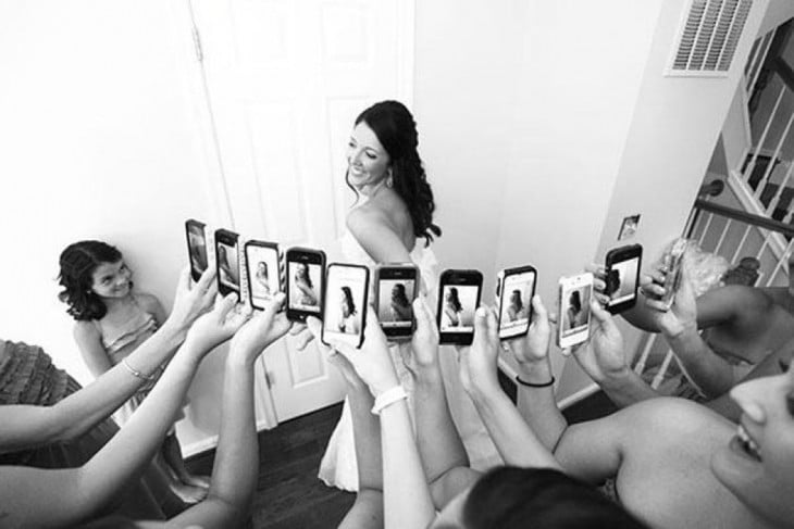 damas toman fotografias a la novia con su celular