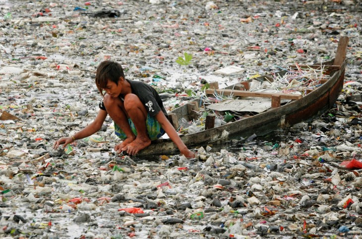 niño trabaja en una isla de basura