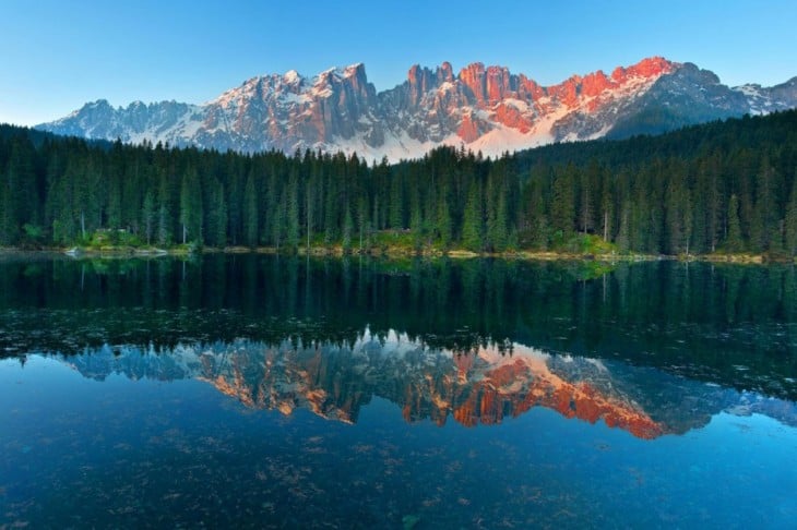 azul lago Carezza, Italia