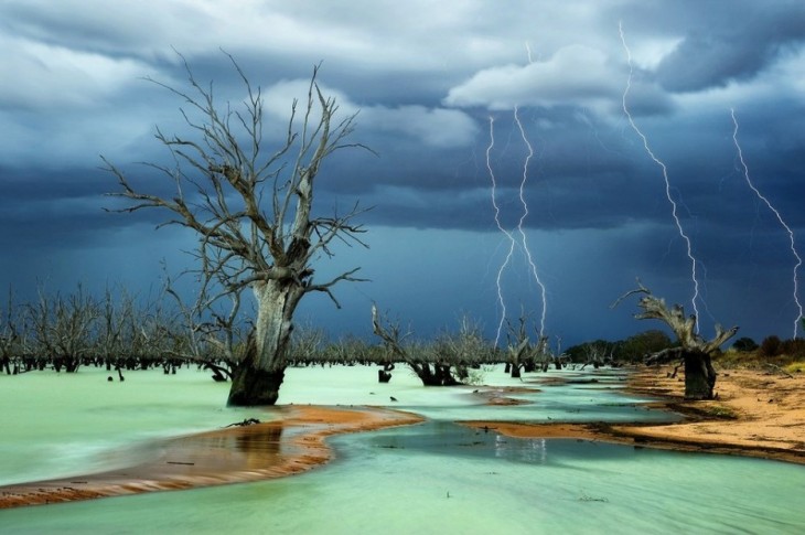 lago azul claro en australia