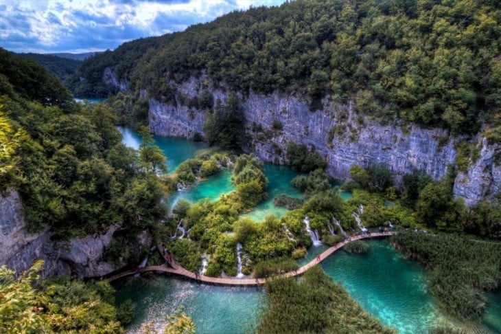 lago plitvice con cataratas