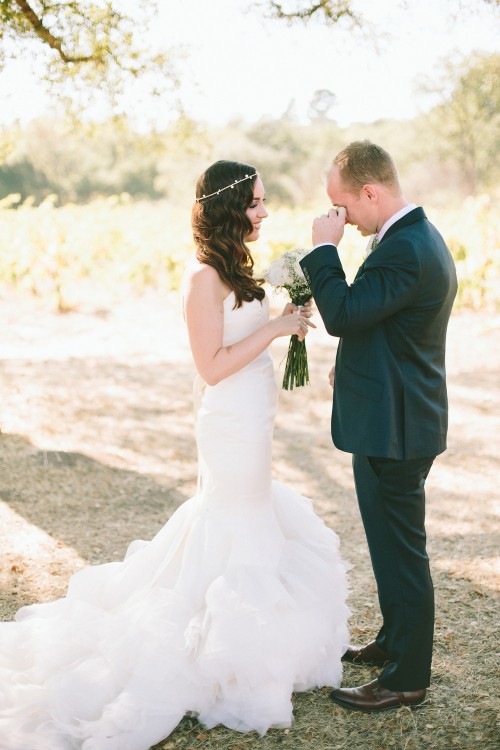 novio con su novia llorando despues de la boda