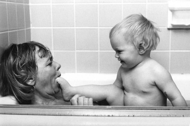 madre juega con su hijo en la ducha