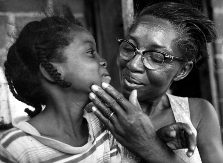 madre africana orgullosa de su hija