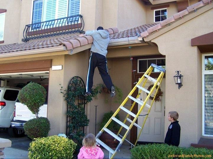 niña quita escalera a su padre