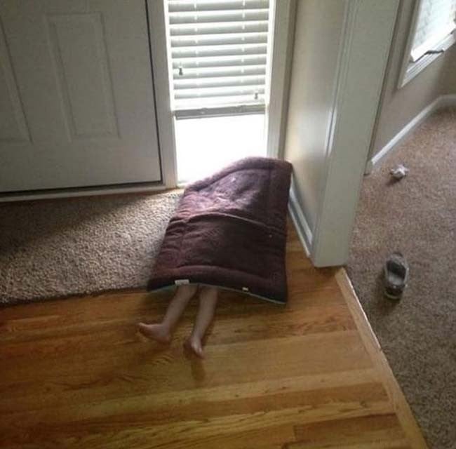 niño escondiéndose detrás de la toalla