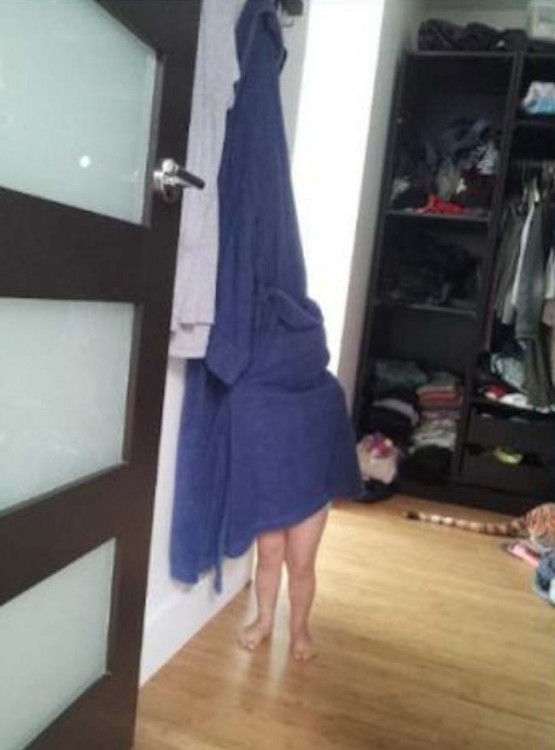 niño escondiéndose detrás de la toalla
