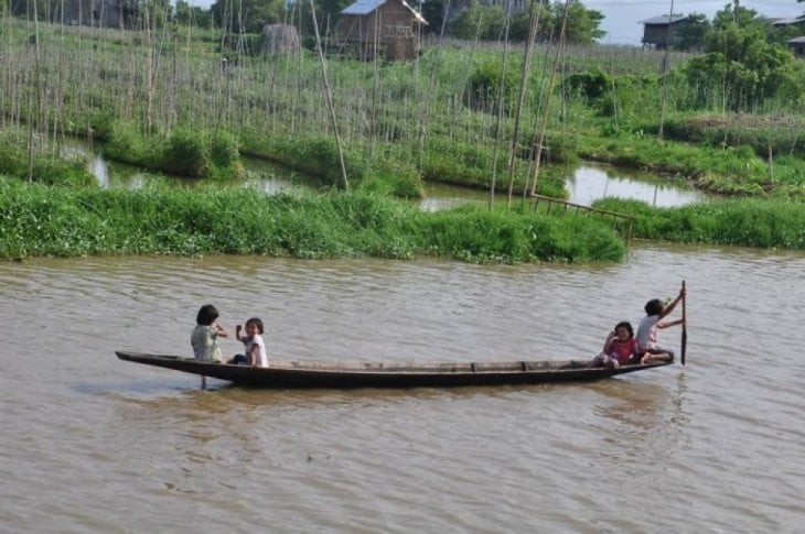 Niños jugando en un bote en Myanmar