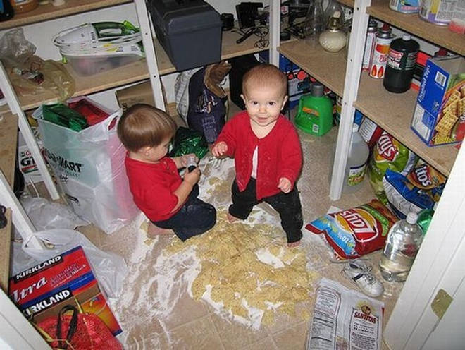 niños jugando en la despensa