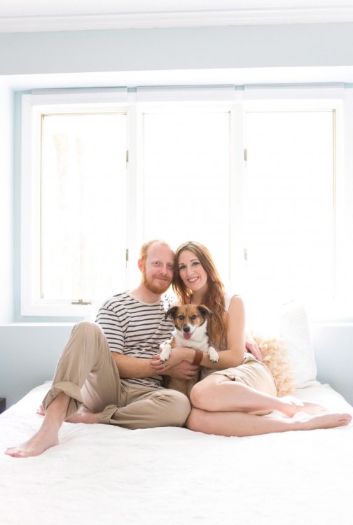 foto familiar de pareja con perro