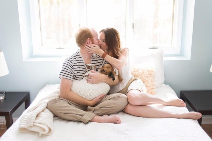 pareja tratando a un perro como un bebé