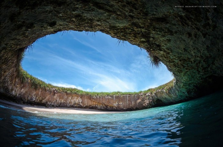 playa dentro de la cueva en mexico