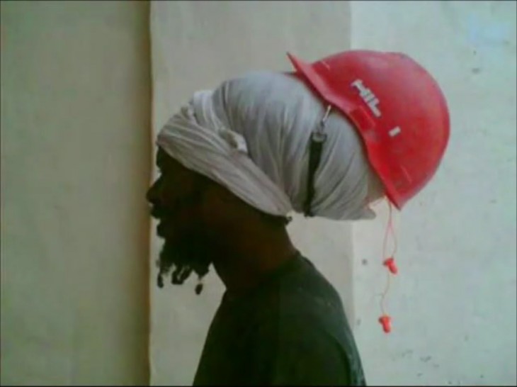 rasta con casco