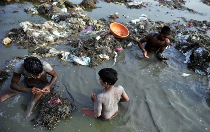 niños jugando agua contaminada