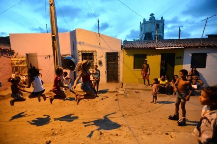 saltando la soga en una favela en Bahia