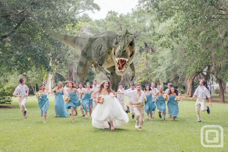 tiranosaurio rex persiguiendo a los novios e invitados de una boda 