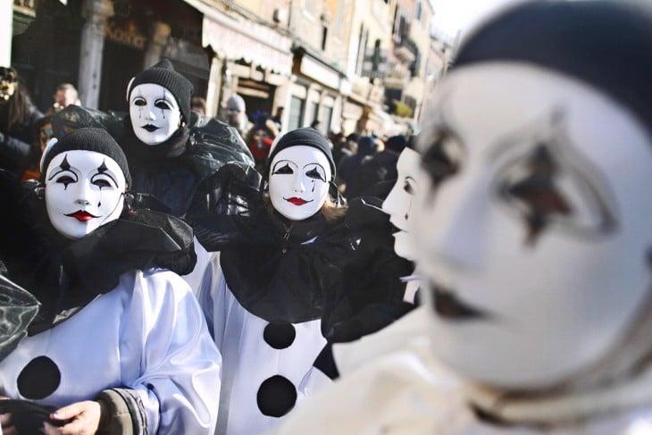 gente desfila con mascaras en el carnaval de Venecia