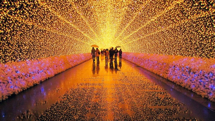 Gente festejando en un tunel de luces durante el Festival de la Luz de Invierno - Kuwana City, Japón