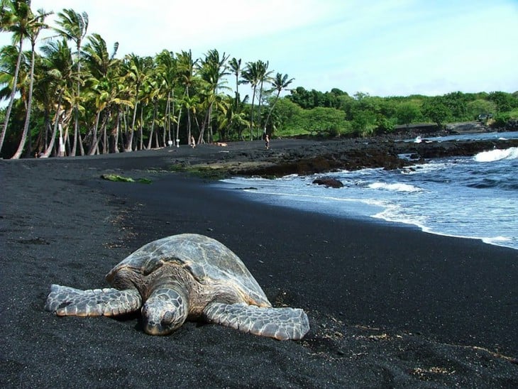 Playas con arenas negras por la erosión volcánica