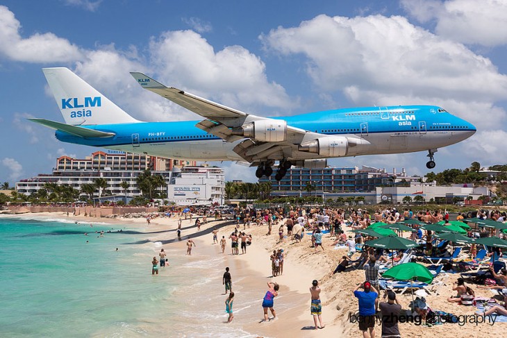 PLAYA MAHO AVIÓN SOBRE TURISTAS