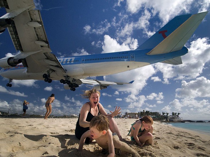 TURISTAS CON MIEDO AL VER EL AVIÓN TAN CERCA